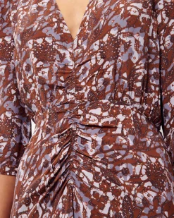 Sale Nylia v Robes